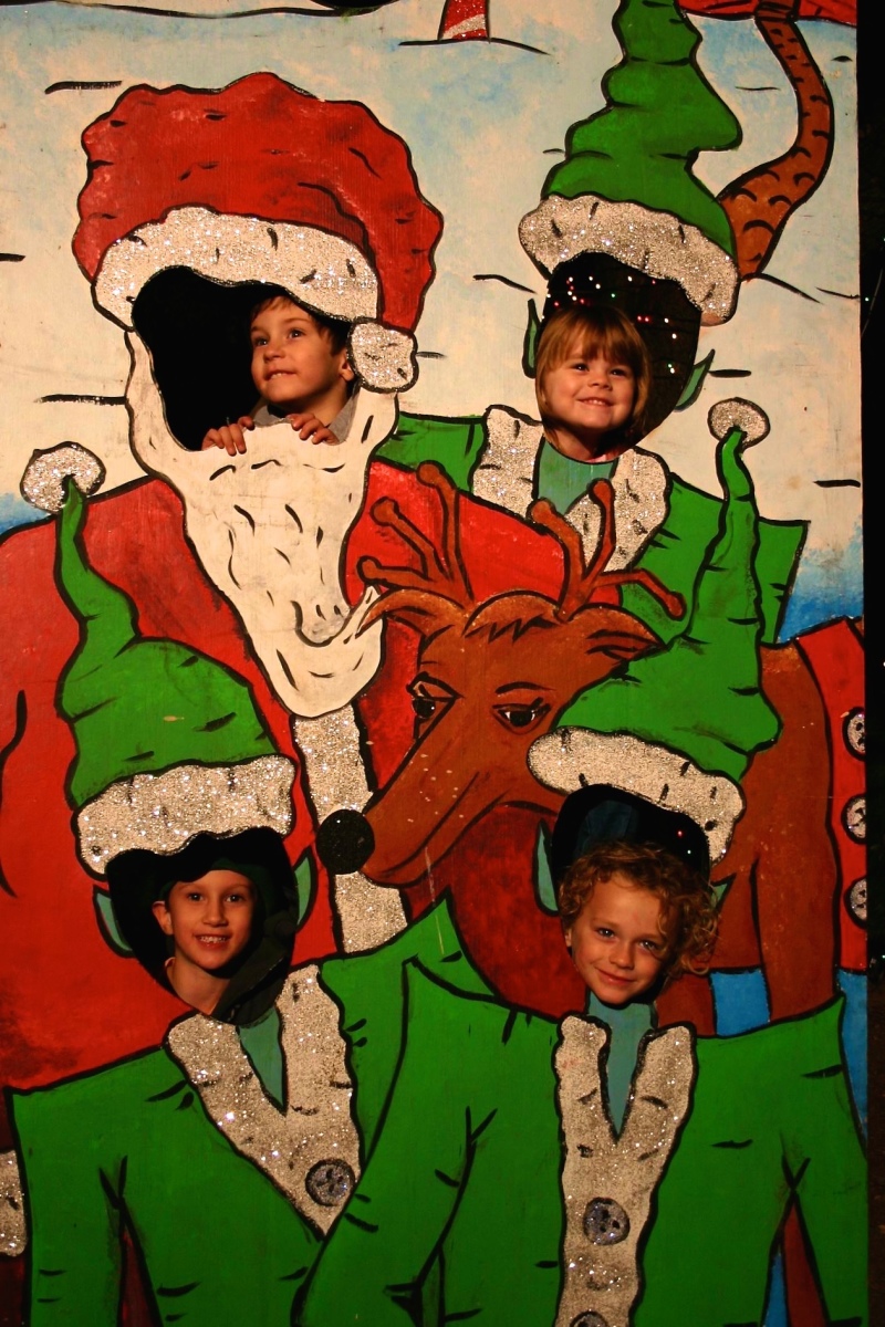 Hildebrand Christmas ScreenSaver/800x600_2005-12-22-44 Trail of Lights.jpg